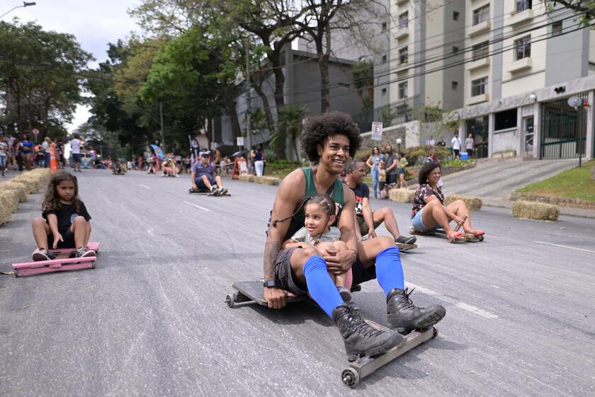 La corsa sul carrello a Belo Horizonte, Brasile, 20 agosto © ANSA/AFP